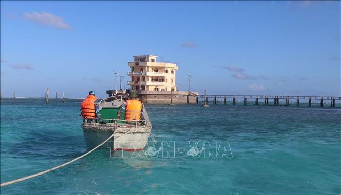Trong ảnh: Ca nô vận chuyển người, hàng hóa lên đảo Tốc Tan, quần đảo Trường Sa, tỉnh Khánh Hòa. Ảnh: Nguyễn Văn Nhật - TTXVN