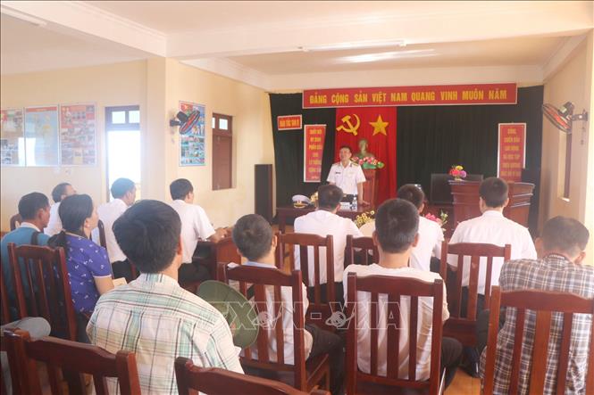 Trong ảnh: Chỉ huy Lữ đoàn 146, Vùng 4 Hải quân quán triệt nhiệm vụ trên đảo Tốc Tan, quần đảo Trường Sa, tỉnh Khánh Hòa. Ảnh: Nguyễn Văn Nhật - TTXVN