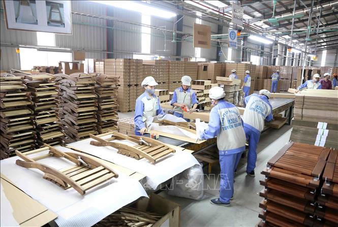 Trong ảnh: Đóng gói sản phẩm đồ gỗ nội, ngoại thất  xuất khẩu tại nhà máy của Công ty. Ảnh: Vũ Sinh - TTXVN