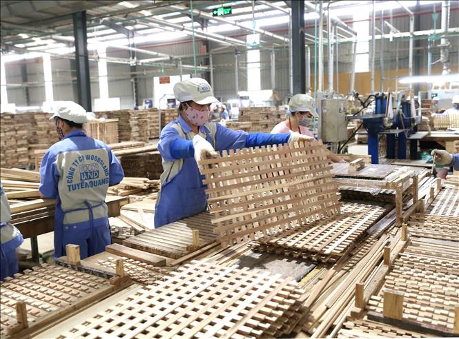 Trong ảnh: Sản xuất sản phẩm đồ gỗ tại nhà máy của Công ty. Ảnh: Vũ Sinh - TTXVN
