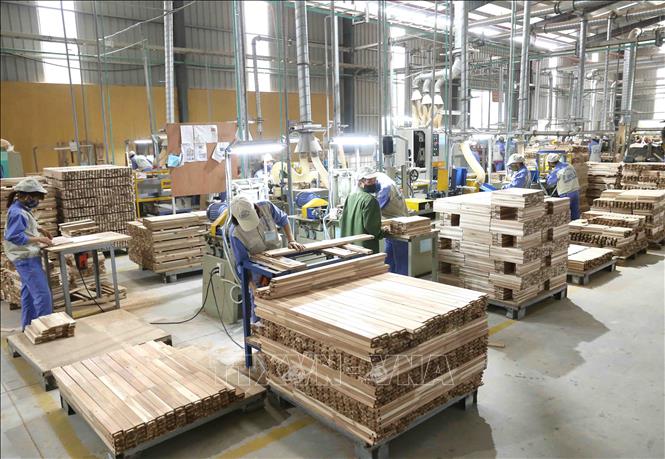 Trong ảnh: Dây chuyền sản xuất sản phẩm đồ gỗ nội, ngoại thất xuất khẩu của Công ty. Ảnh: Vũ Sinh - TTXVN
