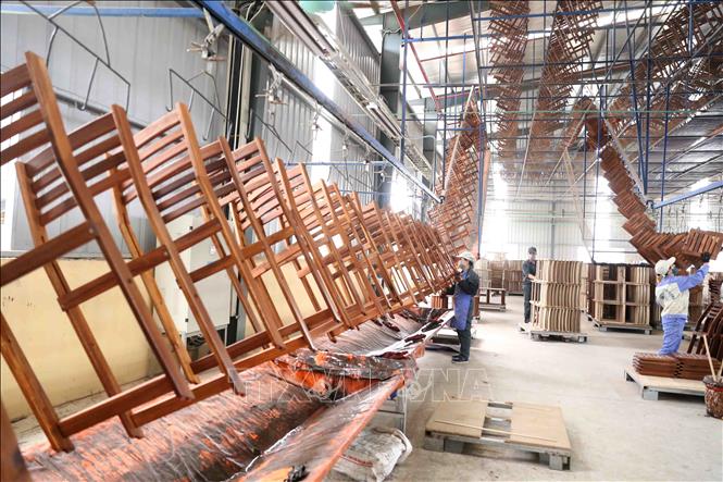 Trong ảnh: Dây chuyền sản xuất sản phẩm đồ gỗ nội, ngoại thất xuất khẩu tại nhà máy của Công ty. Ảnh: Vũ Sinh - TTXVN