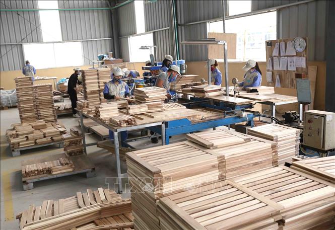 Trong ảnh: Dây chuyền sản xuất sản phẩm gỗ xuất khẩu tại nhà máy của Công ty. Ảnh: Vũ Sinh - TTXVN