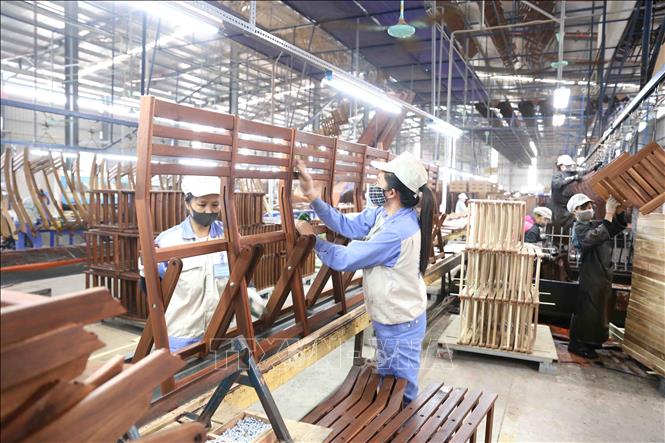 Trong ảnh: Dây chuyền sản xuất sản phẩm đồ gỗ nội, ngoại thất xuất khẩu tại nhà máy của Công ty. Ảnh: Vũ Sinh - TTXVN