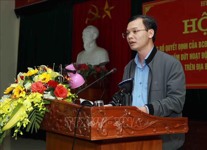 Trong ảnh: Chánh văn phòng UBND tỉnh Vĩnh Phúc Bùi Hồng Đô đọc quyết định tại buổi lễ. Ảnh: Hoàng Hùng -TTXVN
