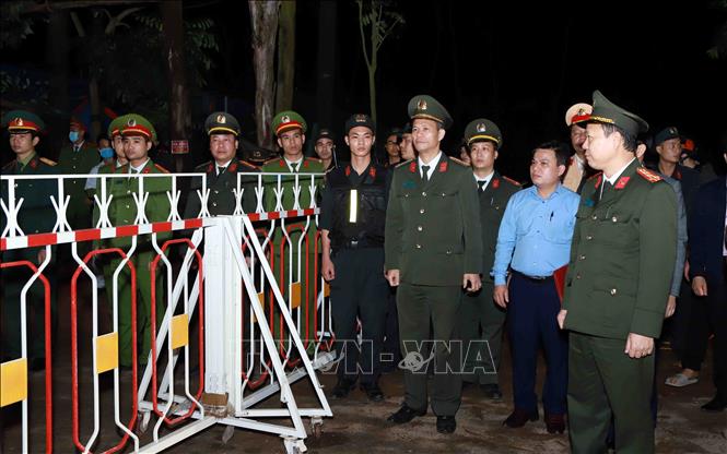 Trong ảnh: Giám đốc Công an tỉnh Vĩnh Phúc Đinh Ngọc Khoa ra lệnh dỡ chốt  tại chốt kiểm soát số 1 xã Sơn Lôi. Ảnh: Hoàng Hùng - TTXVN