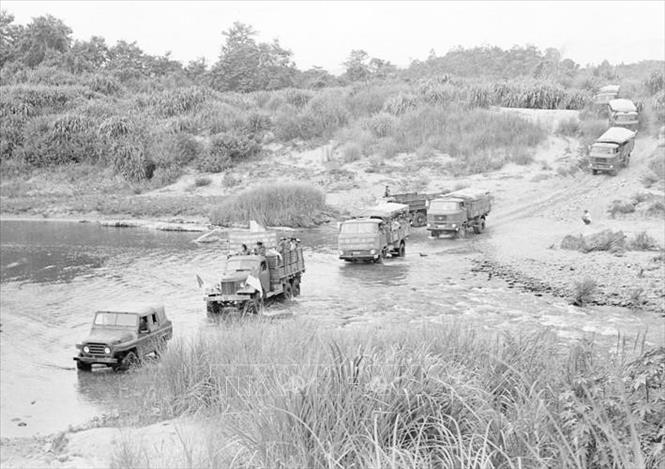 Trong ảnh: Bằng mọi phương tiện thô sơ và cơ giới, các chiến sĩ vận tải Tây Nguyên vận chuyển hàng ngàn tấn hàng hoá phục vụ chiến dịch. Ảnh: Thanh Tụng - TTXVN