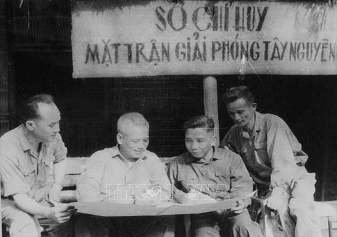 Trong ảnh: Sở chỉ huy mặt trận Tây Nguyên tháng 3/1975 (Từ trái qua): Đồng chí Hoàng Dũng, Chánh văn phòng Bộ Quốc phòng, Đại tướng Văn Tiến Dũng, đồng chí Bùi San, Khu ủy viên Khu V, đồng chí Huỳnh Văn Mẫn (tức Chín Cần), Bí thư Tỉnh ủy Đắk Lắk. Ảnh: TTXVN