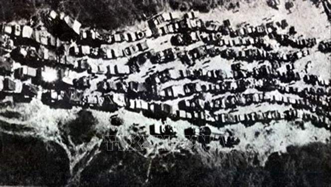 Trong ảnh: Xe quân sự của Ngụy dồn ứ trên đường 7 khi chúng tháo chạy khỏi Tây Nguyên. Ảnh: Tư liệu TTXVN