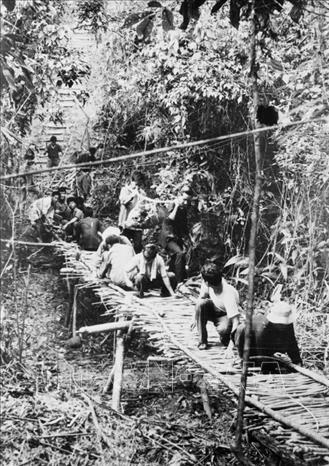 Trong ảnh: Làm đường giao liên ở chiến khu Trung Trung Bộ trong chiến dịch Tây Nguyên. Ảnh: Hồng Phấn - TTXVN