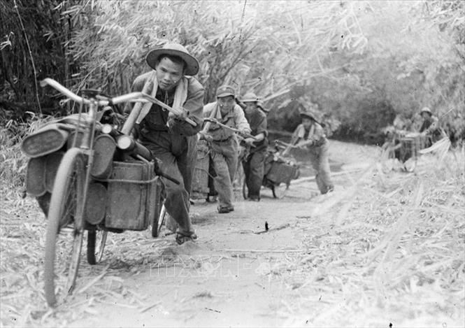 Trong ảnh: Bằng mọi phương tiện thô sơ và cơ giới, các chiến sỹ vận tải Tây Nguyên vận chuyển hàng ngàn tấn hàng hoá phục vụ chiến dịch. Ảnh: Thanh Tụng - TTXVN