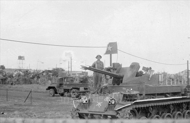 Trong ảnh: Phương tiện chiến tranh của địch ở Chi khu quân sự kiên cố Đức Lập rơi vào tay quân giải phóng. Ảnh: Tư liệu TTXVN