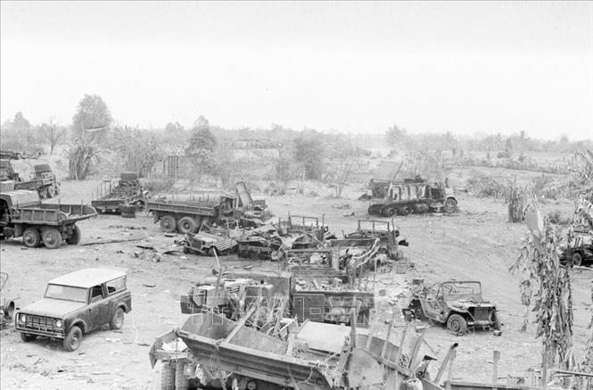 Trong ảnh: Hàng trăm xe quân sự của Quân đoàn 2 ngụy trên đường rút chạy khỏi Tây nguyên bị quân ta chặn đánh và phá huỷ trên đường số 7 từ Cheo Reo đi Phú Bổn. Chỉ trong 12 ngày, hơn 12 vạn tên địch bị tiêu diệt và tan rã hoàn toàn. Ảnh: Tư liệu TTXVN