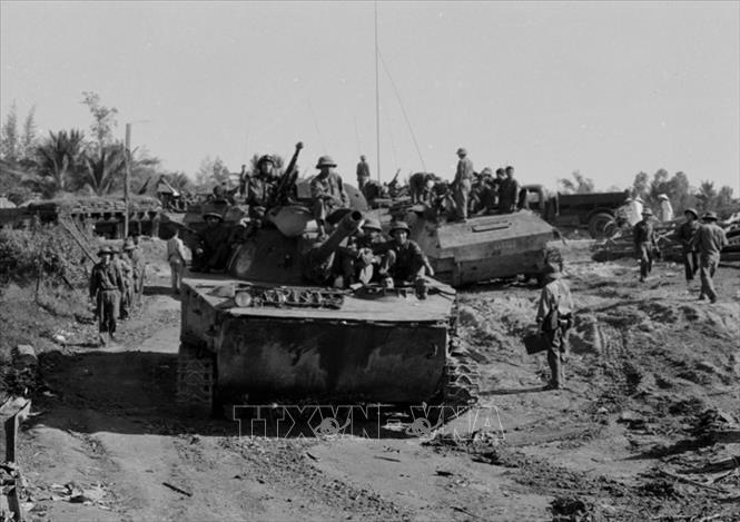 Chiến dịch giải phóng Tây Nguyên đã nhanh chóng phát triển xuống các tỉnh ven biển miền Trung. Trong ảnh: Pháo binh và xe tăng quân giải phóng trên đường hành quân vào giải phóng Quy Nhơn. Ảnh: Vũ Tạo - TTXVN