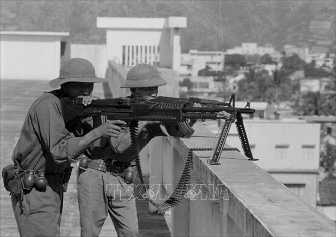 Chiến dịch giải phóng Tây Nguyên đã nhanh chóng phát triển xuống các tỉnh ven biển miền Trung. Trong ảnh: Chiến sỹ quân giải phóng trên nóc các nhà cao tầng thành phố Quy Nhơn trừng trị những tên ngoan cố chống lại cách mạng. Ảnh: Vũ Tạo - TTXVN