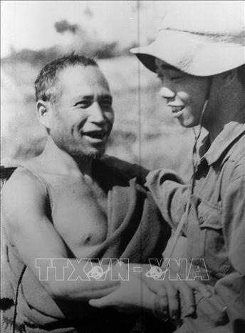 Trong ảnh: Già làng A Mip ở ấp Plei Phien, Pleiku vui mừng ôm chiến sỹ bộ đội trong ngày về giải phóng buôn làng. Ảnh: Tư liệu TTXVN