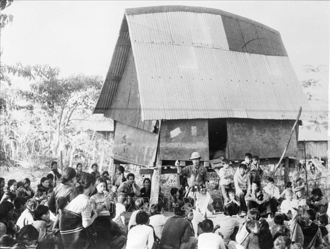 Trong ảnh: Đồng bào Kon Tum quây quần bên các chiến sỹ giải phóng trong buôn làng dọc đường 19 trong những ngày Tây Nguyên được giải phóng. Ảnh: Tư liệu TTXVN