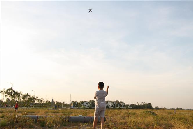 Trong ảnh: Những bãi đất trống, rộng rãi, không có đường dây điện là nơi lý tưởng để thả diều. Ảnh: Hồng Thái - TTXVN