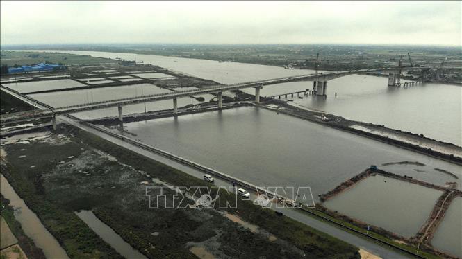 Trong ảnh: Cầu Thịnh Long bắc qua sông Ninh Cơ có chiều dài toàn tuyến là 2,36 km. Ảnh: Danh Lam - TTXVN