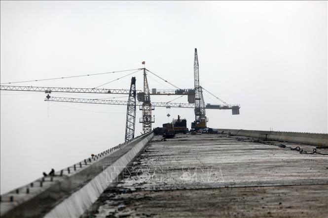 Trong ảnh: Cầu chính bao gồm 19 nhịp, rộng 12m dài 988m. Ảnh: Huy Hùng - TTXVN