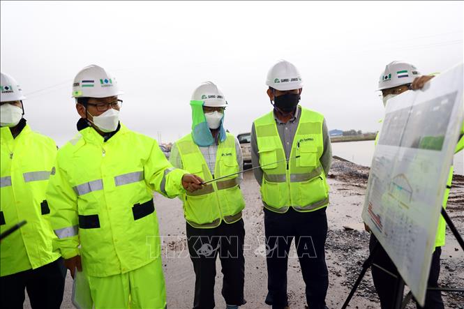 Trong ảnh: Nhà thầu Hanshin (Hàn Quốc) giao ban tiến độ thi công tại công trường. Ảnh: Huy Hùng - TTXVN