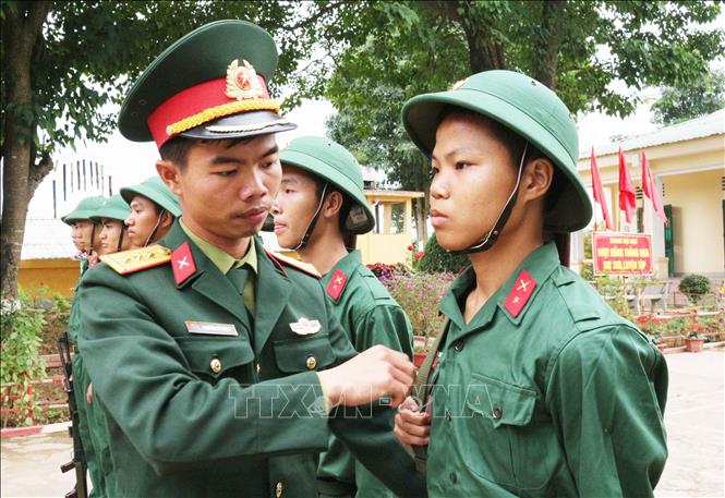 Trong ảnh: Thượng úy Nguyễn Sỹ Dũng là tấm gương tiêu biểu về lĩnh vực quốc phòng. Ảnh: Nguyễn Oanh-TTXVN