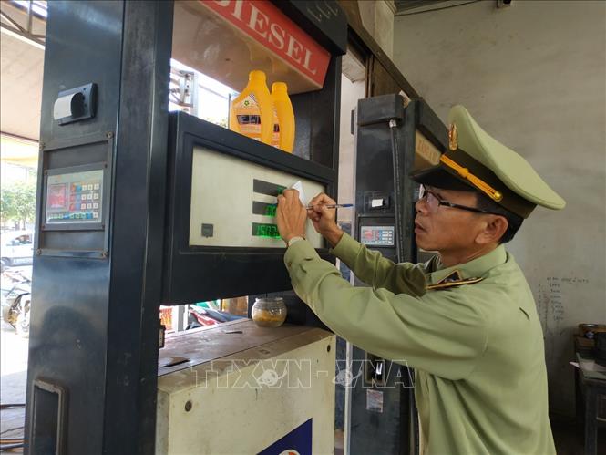 Trong ảnh: Lực lượng chức năng kiểm tra cơ sở bán lẻ xăng dầu Bình Phương. Ảnh: Tuấn Anh-TTXVN