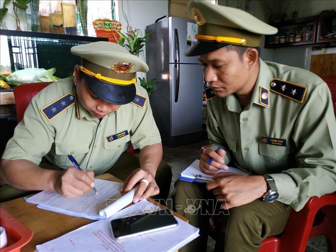 Trong ảnh: Lực lượng chức năng kiểm tra cơ sở xăng dầu An Cường. Ảnh: Tuấn Anh-TTXVN