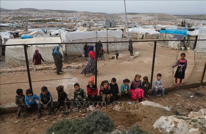 Trong ảnh: Trẻ em chơi đùa tại trại tị nạn ở Deir Hassan, tỉnh Idlib,  Syria gần biên giới với Thổ Nhĩ Kỳ ngày 5/3. Ảnh: THX/TTXVN