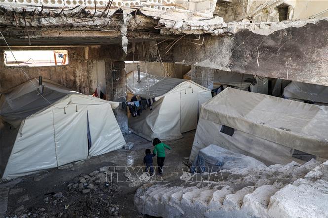 Trong ảnh: Trẻ em chơi đùa tại trại tị nạn ở Deir Hassan, tỉnh Idlib, đông bắc Syria gần biên giới với Thổ Nhĩ Kỳ ngày 3/3. Ảnh: THX/TTXVN