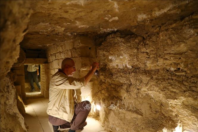 Trong ảnh: Du khách tham quan Kim tự tháp bậc thang Djoser tại khu vực khảo cổ Saqqara, Giza, Ai Cập, ngày 5/3/2020. Ảnh: THX/ TTXVN