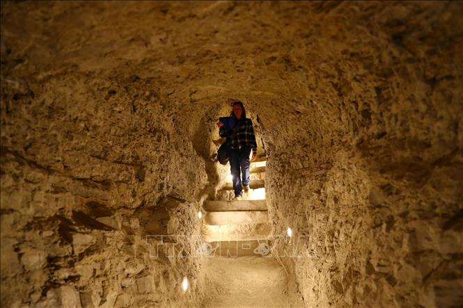 Trong ảnh: Du khách tham quan Kim tự tháp bậc thang Djoser tại khu vực khảo cổ Saqqara, Giza, Ai Cập, ngày 5/3/2020. Ảnh: THX/ TTXVN