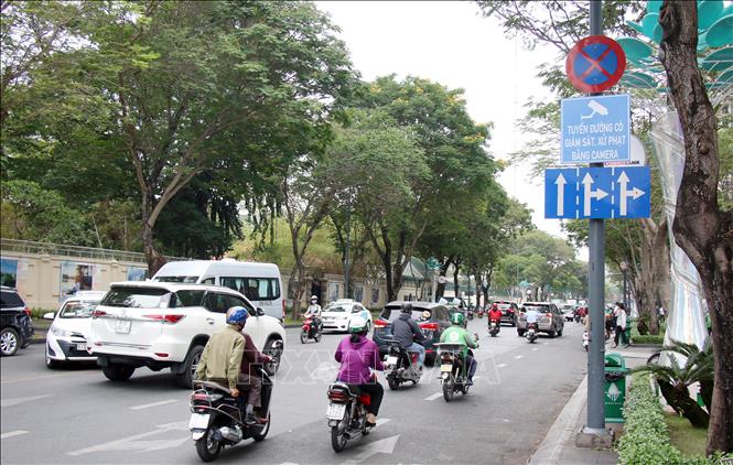 Trong ảnh: Tuyến đường Lê Duẩn được gắn bảng thông báo giám sát và xử phạt vi phạm giao thông bằng camera. Ảnh: Tiến Lực – TTXVN