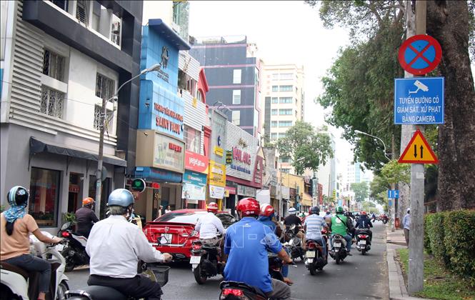 Trong ảnh: Đường Nguyễn Thị Minh Khai được gắn bảng thông báo giám sát và xử phạt vi phạm giao thông bằng camera.  Ảnh: Tiến Lực – TTXVN