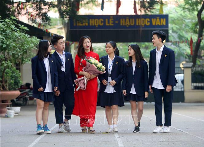 Trong ảnh: Đồng phục học sinh kết hợp với nữ giáo viên mặc áo dài đã trở thành điểm nhấn, nổi bật riêng của mỗi nhà trường. Ảnh: Thanh Tùng-TTXVN
