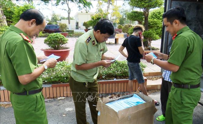 Trong ảnh: Lực lượng chức năng Công an tỉnh Bạc Liêu kiểm tra số khẩu trang trên xe tải do tài xế Đông vận chuyển đưa đi tiêu thụ. Ảnh: TTXVN phát
