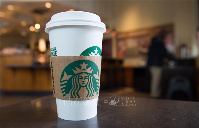Trong ảnh: Cốc cafe của Starbucks tại cửa hàng ở Washington, DC, Mỹ. Ảnh: AFP/ TTXVN