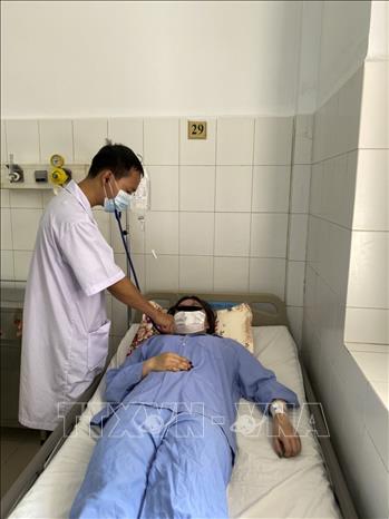 Trong ảnh: Bác sĩ thăm khám cho bệnh nhân Nguyễn Thị Thuỳ D. Ảnh: TTXVN phát