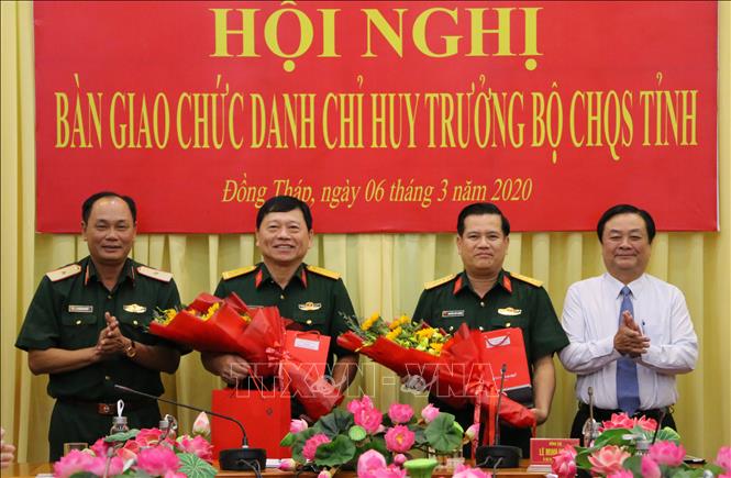 Trong ảnh: Đại tá Nguyễn Hữu Cương (thứ hai từ phải sang) được bổ nhiệm giữ chức Chỉ huy trưởng Bộ Chỉ huy quân sự tỉnh thay cho Đại tá Trần Văn Cường (thứ 2 từ trái sang) được chuyển ngành và nhận nhiệm vụ chính trị khác. Ảnh: Chương Đài - TTXVN