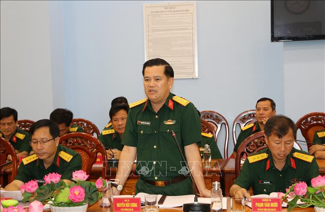 Trong ảnh: Đại tá Nguyễn Hữu Cương (đứng) được bổ nhiệm giữ chức Chỉ huy trưởng Bộ Chỉ huy quân sự tỉnh Đồng Tháp. Ảnh: Chương Đài - TTXVN