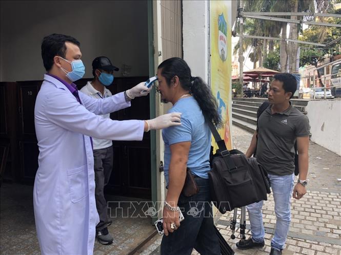 Trong ảnh: Trước trận đấu, Ban tổ chức kiểm tra sức khỏe những người được phép vào sân. Ảnh: Dư Toán - TTXVN