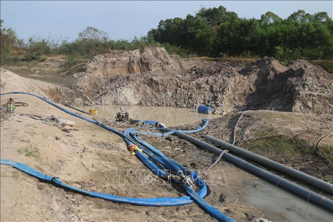 Trong ảnh: Hiện trường máy móc, đường ống bơm hút cát của Công ty Cổ phần Tập đoàn Anh Vinh sau khi bị cơ quan chức năng lập biên bản còn để lại ngổn ngang tại hồ Châu Pha, khu vực xã Tóc Tiên, thị xã Phú Mỹ (Ảnh chụp chiều ngày 6/3). Ảnh: Hoàng Nhị - TTXVN