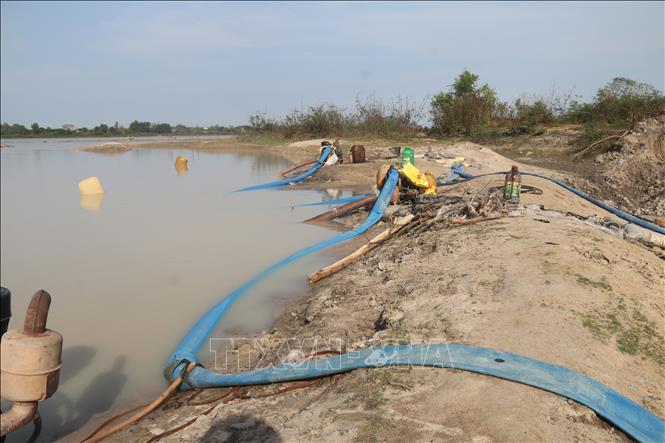 Trong ảnh: Hiện trường máy móc, đường ống bơm hút cát của Công ty Cổ phần Tập đoàn Anh Vinh sau khi bị cơ quan chức năng lập biên bản còn để lại ngổn ngang tại hồ Châu Pha, khu vực xã Tóc Tiên, thị xã Phú Mỹ (Ảnh chụp chiều ngày 6/3). Ảnh: Hoàng Nhị - TTXVN