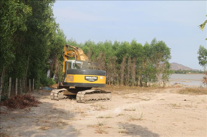 Trong ảnh: Chiếc máy xúc cũng còn để lại gần hiện trường tại hồ Châu Pha, khu vực xã Tóc Tiên, thị xã Phú Mỹ (Ảnh chụp chiều ngày 6/3). Ảnh: Hoàng Nhị - TTXVN
