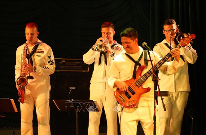 Trong ảnh: Ban nhạc Hải quân Hoa Kỳ biểu diễn âm nhạc phục vụ công chúng Đà Nẵng. Ảnh: Trần Lê Lâm - TTXVN