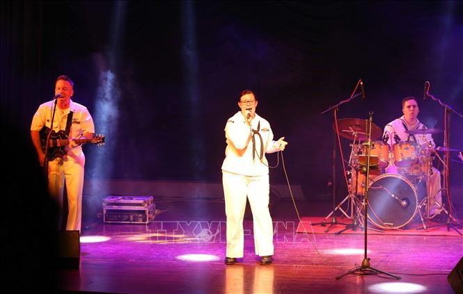 Trong ảnh: Ban nhạc Hải quân Hoa Kỳ biểu diễn văn nghệ phục vụ công chúng Đà Nẵng. Ảnh: Trần Lê Lâm - TTXVN