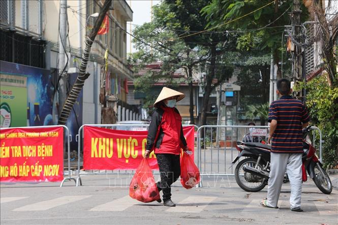 Trong ảnh: Cơ quan chức năng lắp đặt chốt kiểm soát (ở ngã tư Trúc Bạch - Châu Long) người dân không có phận sự bị từ chối vào khu cách ly. Ảnh: Thành Đạt - TTXVN