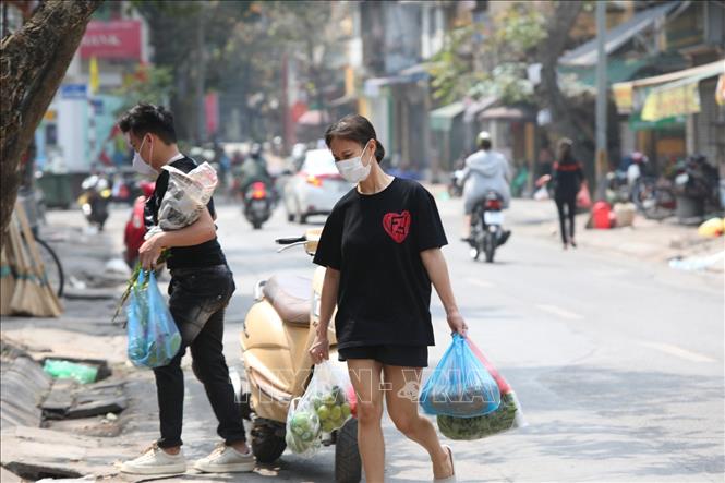 Trong ảnh: Bên ngoài khu cách ly tại chợ Châu Long cuộc sống sinh hoạt của người dân vẫn diễn ra bình thường. Ảnh: Thành Đạt - TTXVN