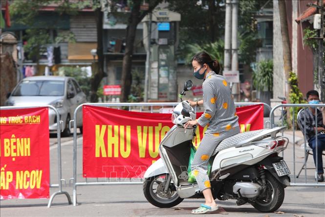 Trong ảnh: Cơ quan chức năng lắp đặt chốt kiểm soát (ở ngã tư Trúc Bạch - Châu Long) người dân không có phận sự bị từ chối vào khu cách ly. Ảnh: Thành Đạt - TTXVN