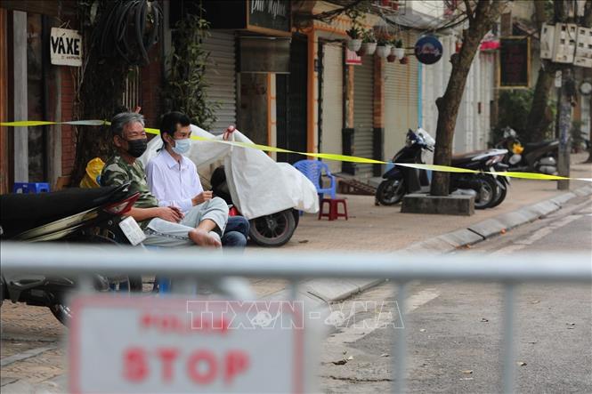 Trong ảnh: Cơ quan chức năng lắp đặt chốt kiểm soát (ở ngã tư Trúc Bạch - Ngũ Xã). Ảnh: Thành Đạt - TTXVN